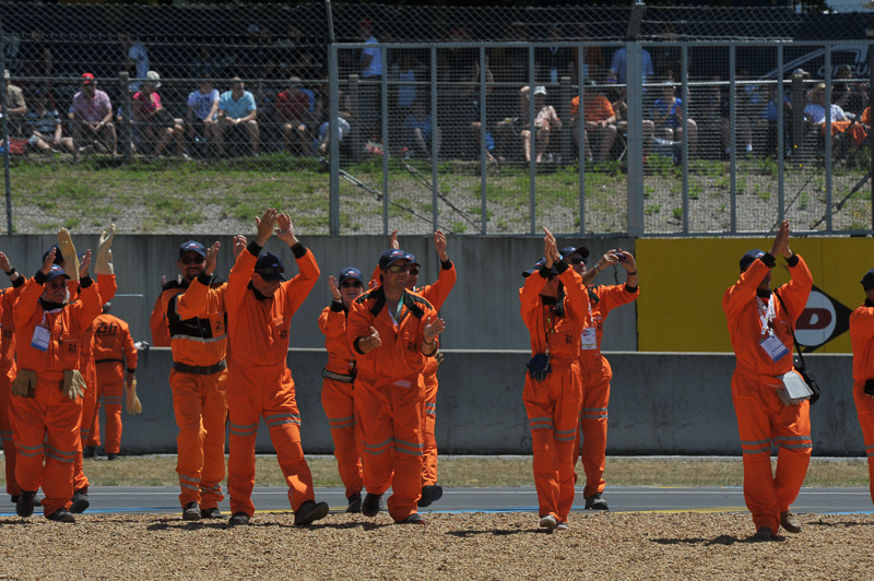 君が代が流されている最中に拍手するル・マンのスタッフ。各国の国歌が流れるなか、君が代のときのみ拍手が行なわれた。昨年のレース、そして今年のレースに対する期待の表われだろうか