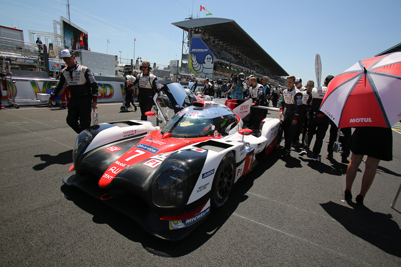 ポールポジションのグリッドにつく、7号車 トヨタ TS050 HYBRID