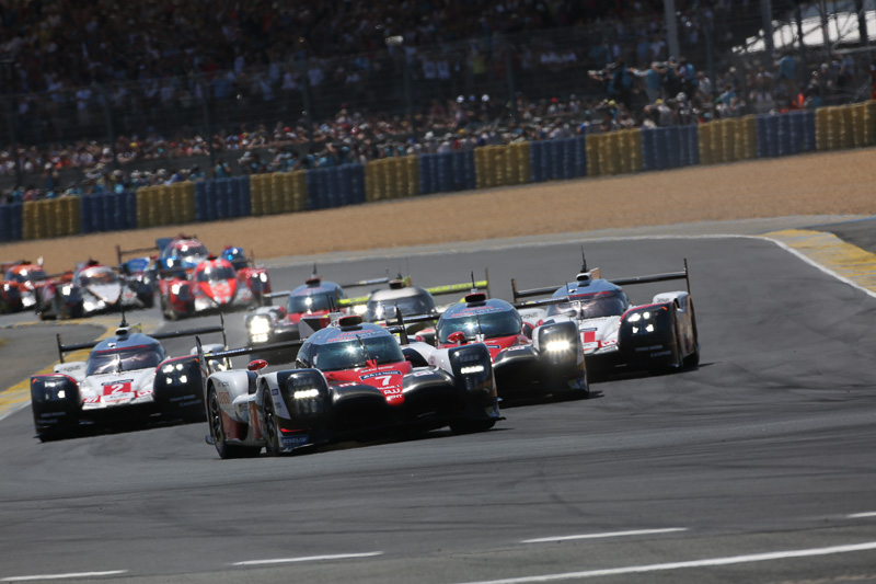 7号車 トヨタ TS050 HYBRID（マイク・コンウェイ/小林可夢偉/ステファン・サラザン組）を先頭にレースが開始された