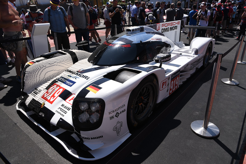 左はリアルなポルシェ 919 Hybrid