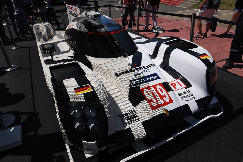 右はブロックでできている