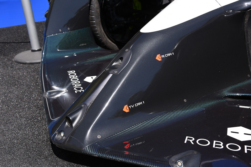 ノーズの部分には中継用のカメラと自動運転用の認識カメラが設けられている