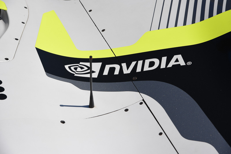 左右に刻まれるNVIDIAのロゴ。付近にアンテナが立っているものの長さが異なるため、それぞれ別の周波数帯域を受け持ち、別の作業に用いられるのだろう