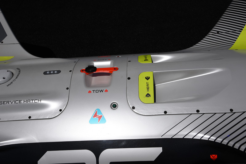 左がフロント、右がリア。HEATは排熱などに用いられる箇所だろうか