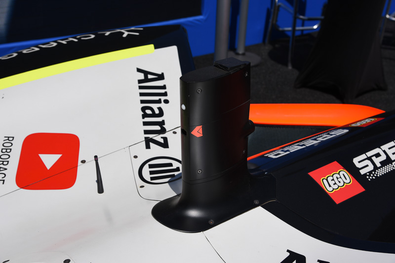 潜水艦の艦橋のようなデザインのアンテナ