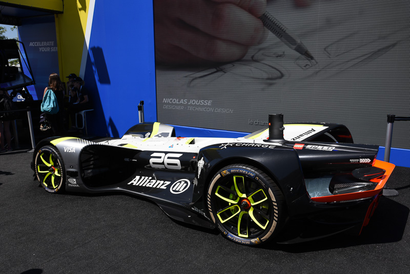 ロボカーの低い全高がよく分かる。人が乗り込まないデザインであり、未来感を強調したデザイン