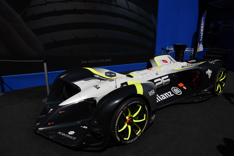 ロボレースで使われる自動運転車「ロボカー」。葉巻き型F1マシンのトレッド部にウィングカウルを取り付けたような形状をしている