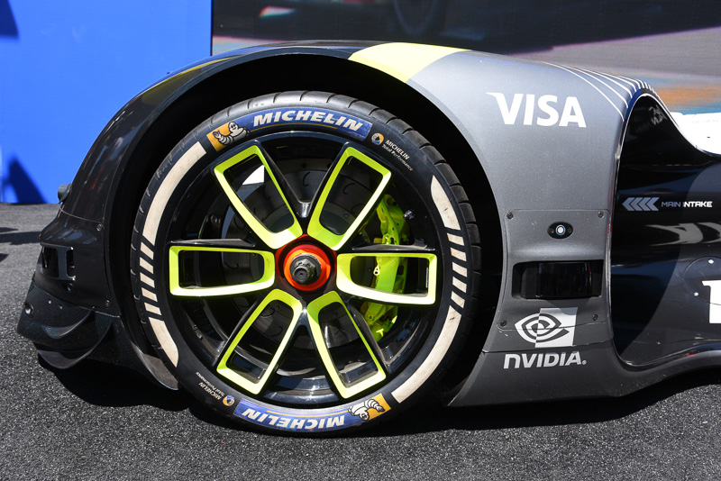 フロントタイヤ。タイヤはもちろんミシュラン。フロントフェンダーサイドにLiDARが組み込まれている