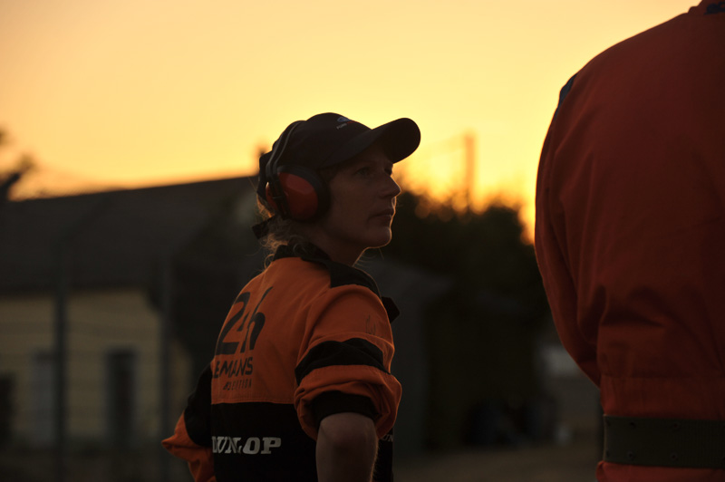 日も落ち、ル・マンでは夜の戦いが続いている