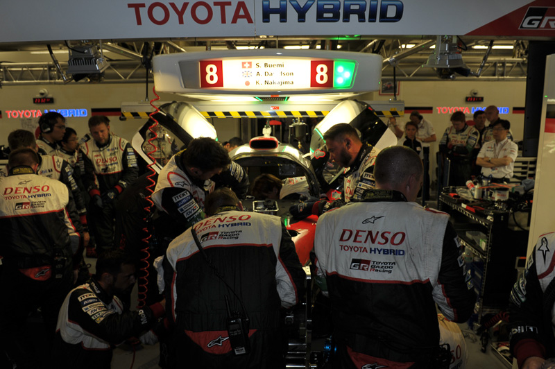 モーターのトラブルにより緊急ピット作業を行なう8号車トヨタ。これによりトップ争いからは脱落することになった