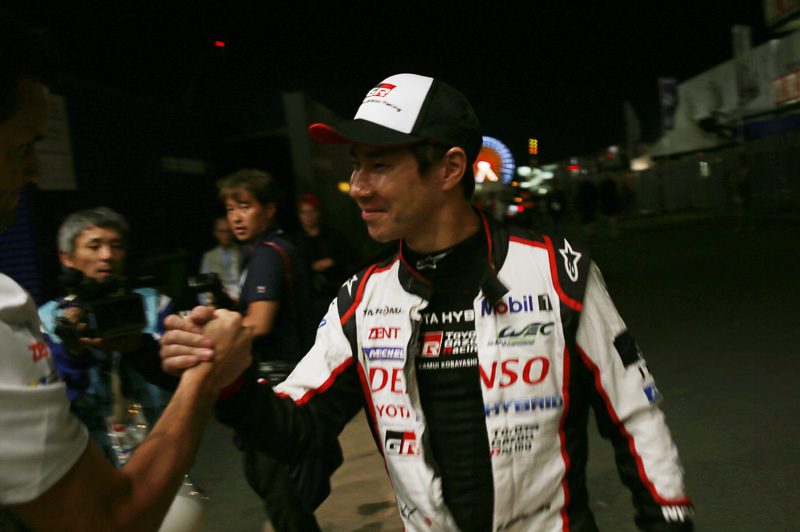 優勝を狙える位置を走行しつつリタイヤとなってしまった小林可夢偉選手。スタッフに感謝の握手