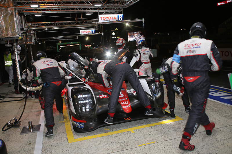 8号車 トヨタ TS050 HYBRID（セバスチャン・ブエミ/アンソニー・デビッドソン/中嶋一貴組）は戦いを継続中。中嶋一貴選手にドライバーチェンジ