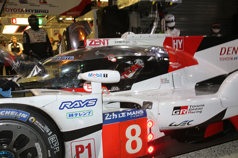 8号車 トヨタ TS050 HYBRIDに乗り込んだ中嶋一貴選手。シリーズチャンピオン獲得のため、全力で最後まで諦めずに走り続ける