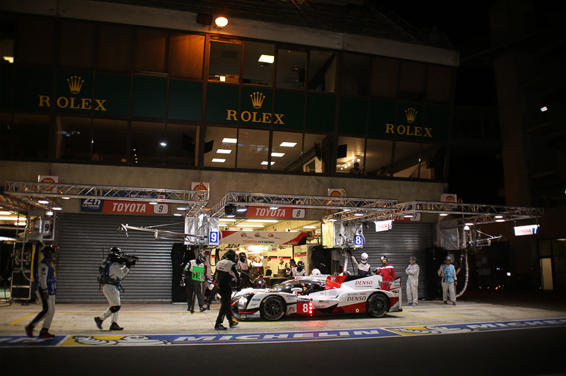 8号車 トヨタ TS050 HYBRIDのピットのみガレージがオープンしているTOYOTA GAZOO Racing