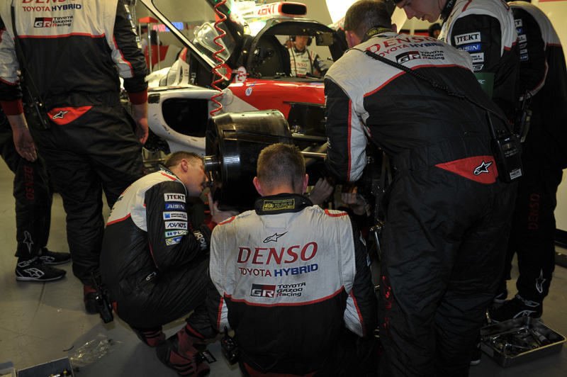 約2時間の修復作業を行なった8号車 トヨタ TS050 HYBRID（セバスチャン・ブエミ/アンソニー・デビッドソン/中嶋一貴組）。これでトップ争いから脱落した