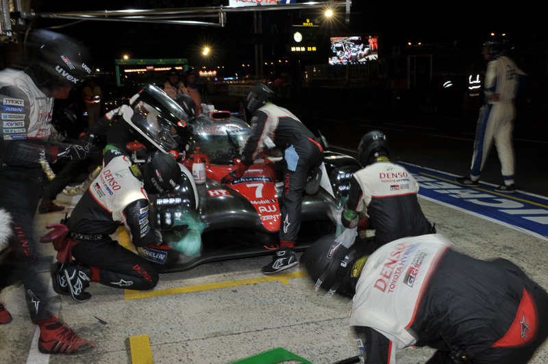 ピットインを行なう7号車 トヨタ TS050 HYBRID（マイク・コンウェイ/小林可夢偉/ステファン・サラザン組）。このピットインが最後のピットインとなった