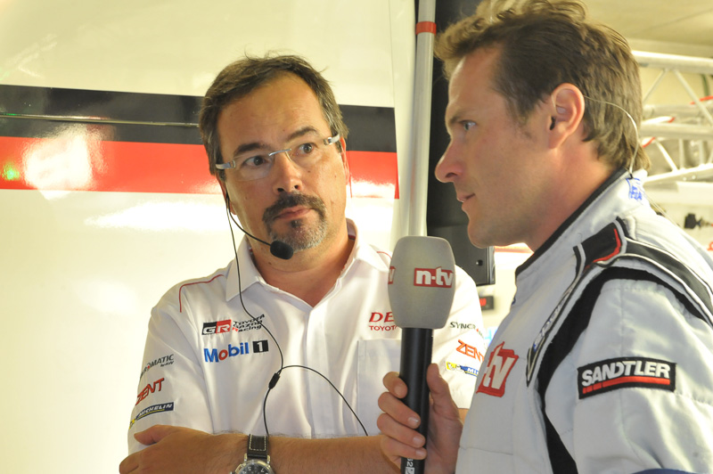 公式映像のインタビューに答えるチームマネージャ ロブ・レウペン氏