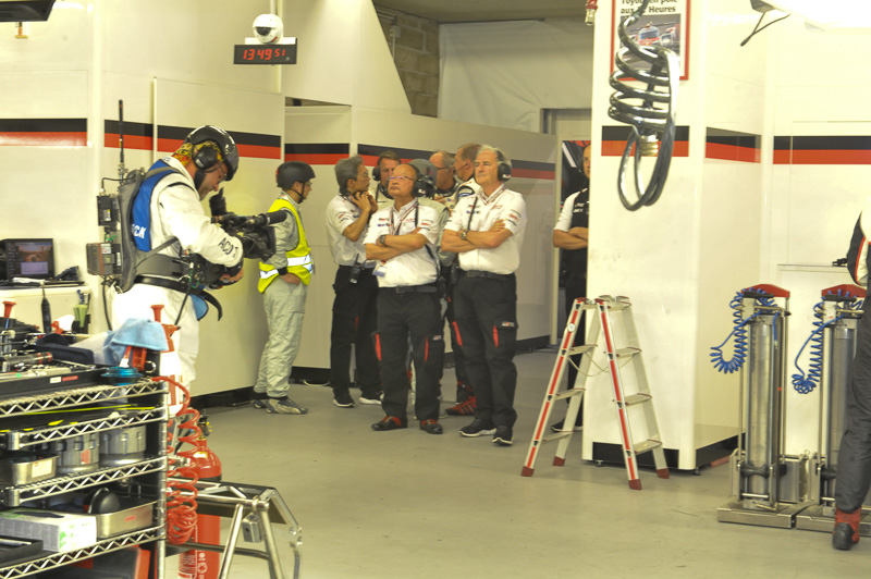 相次ぐトラブルで心配そうにモニターを見るTOYOTA GAZOO Racing首脳陣