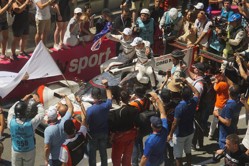 一時は最後尾近くまで後退した2号車 ポルシェ 919 Hybrid（ティモ・ベルンハルト/アール・バンバー/ブレンダン・ハートレー組）が優勝。ポルシェにル・マン24時間3連覇をもたらした