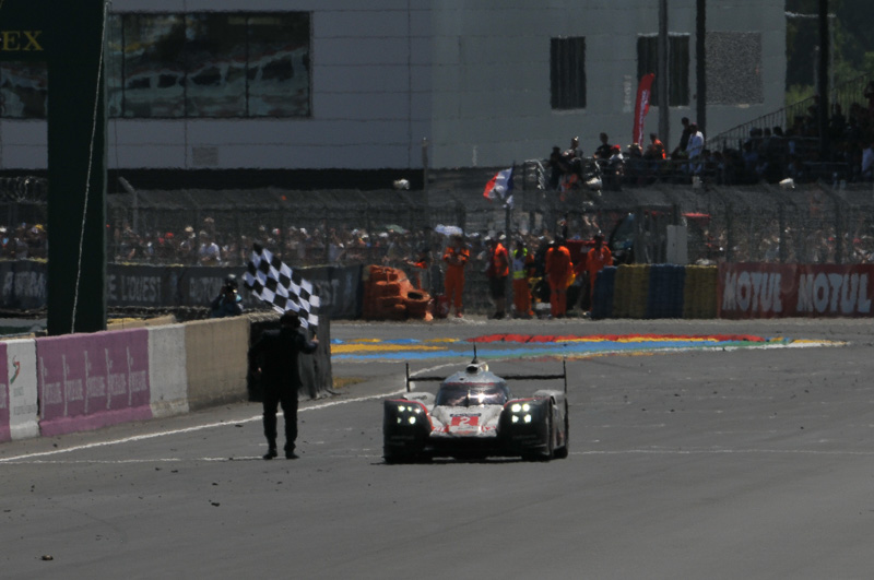 チェッカーフラッグを受ける2号車 ポルシェ 919 Hybrid（ティモ・ベルンハルト/アール・バンバー/ブレンダン・ハートレー組）