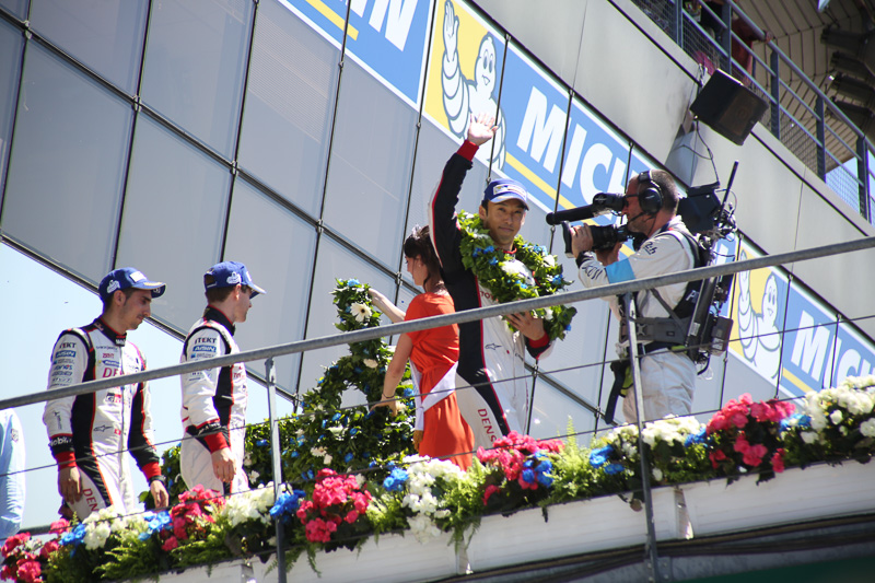 LMP1クラスの表彰台が始まった。8号車 トヨタ TS050 HYBRID（セバスチャン・ブエミ/アンソニー・デビッドソン/中嶋一貴組）チームがクラス2位として入場