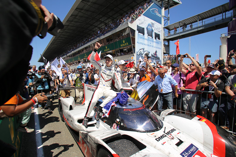 パレードを行なう2号車 ポルシェ 919 Hybrid