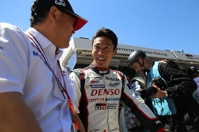 ル・マン24時間レース終了後、TOYOTA Gazoo Racingチームで唯一完走した8号車 トヨタ TS050 HYBRIDのドライバー 中嶋一貴選手（右）と語る豊田章男社長