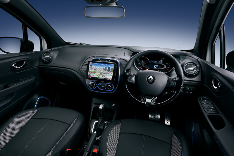 パナソニック製の9インチSDナビやブルーイルミネーション、アルミペダルなどを専用装備。フロントシートはシートヒーター付のブラックレザー×ファブリックコンビシートになる