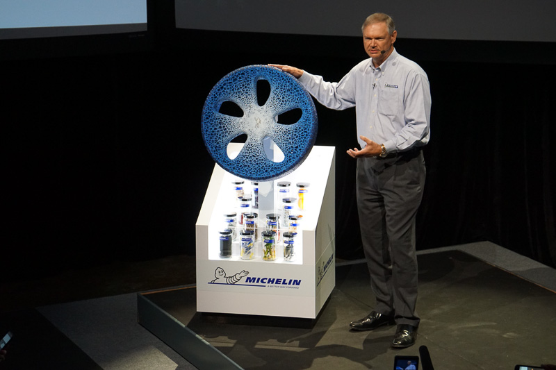3Dプリンターでトレッド面を補充するタイヤ「MICHELIN VISIONARY CONCEPT」を紹介するミシュラングループ RESEARCH & DEVELOPMENT EXECUTIVE VICE PRESIDENTのTerry K.Gettys氏