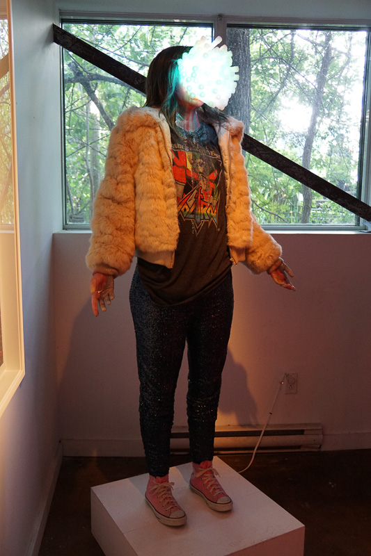 フランス流のユーモア？ アート作品なども会場に展示された