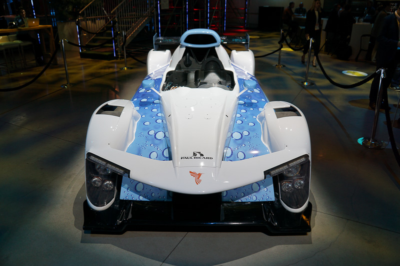 イベントに参加企業が出展した燃料電池とモーターを搭載して水素で動くレース車両のコンセプトモデル