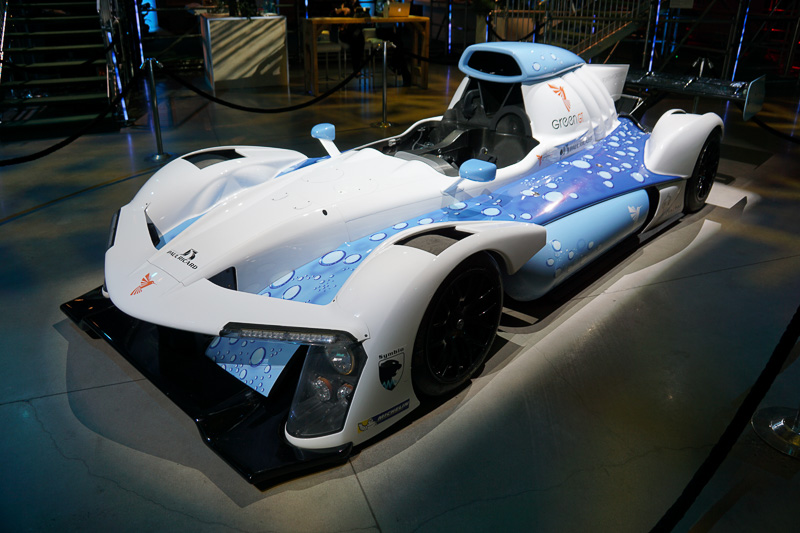 イベントに参加企業が出展した燃料電池とモーターを搭載して水素で動くレース車両のコンセプトモデル