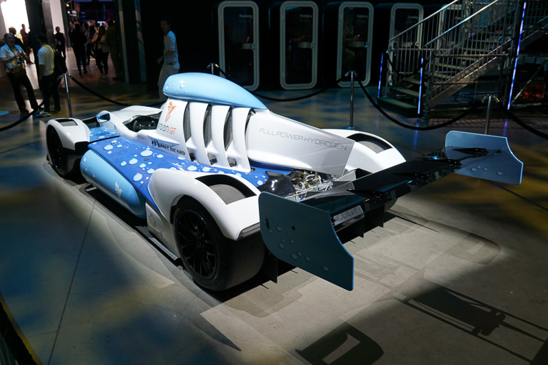 イベントに参加企業が出展した燃料電池とモーターを搭載して水素で動くレース車両のコンセプトモデル
