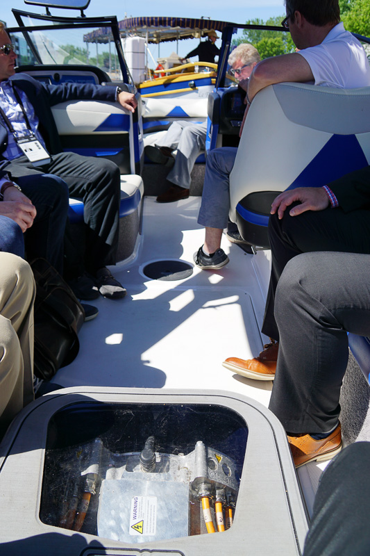 電気モーターを搭載したボートでクルージングも楽しめた