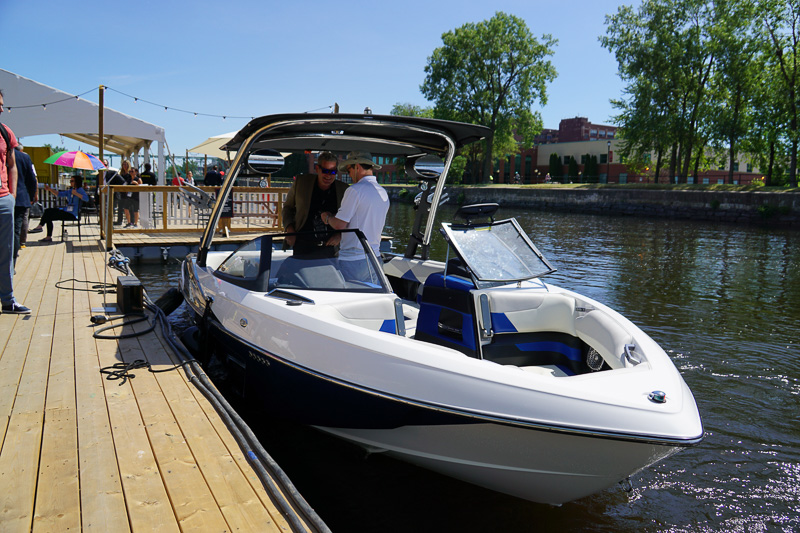 電気モーターを搭載したボートでクルージングも楽しめた