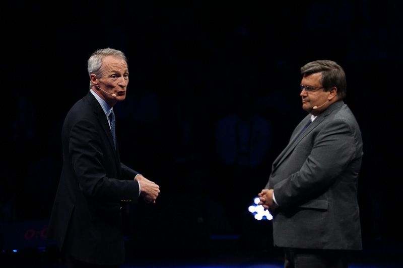 ミシュラングループCEO Jean‒Dominique Senard氏（左）、モントリオール市長のDenis Coderre氏（右）