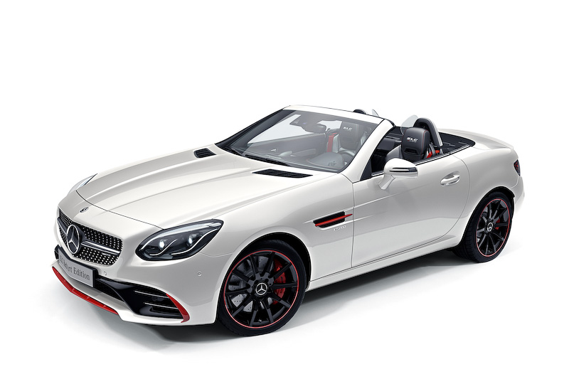 フロントスポイラーリップ、サイドエアアウトレットフィン、リアディフューザートリム、フリックに赤い加飾が入れられる