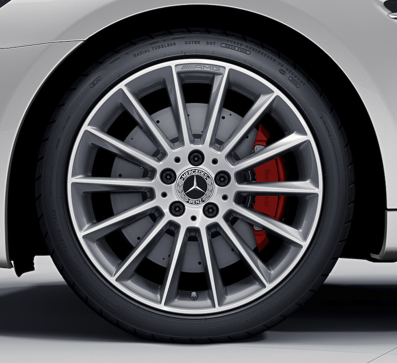 エクステリアではフロントスポイラーリップ、サイドエアアウトレットフィン、リアディフューザートリムに加え、フロントのブレーキキャリパー＆ドリルドベンチレーテッドディスクにレッドアクセントが与えられる