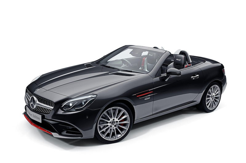 エクステリアではフロントスポイラーリップ、サイドエアアウトレットフィン、リアディフューザートリムに加え、フロントのブレーキキャリパー＆ドリルドベンチレーテッドディスクにレッドアクセントが与えられる