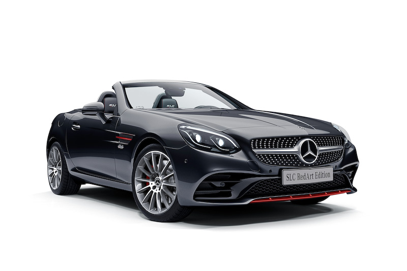 エクステリアではフロントスポイラーリップ、サイドエアアウトレットフィン、リアディフューザートリムに加え、フロントのブレーキキャリパー＆ドリルドベンチレーテッドディスクにレッドアクセントが与えられる