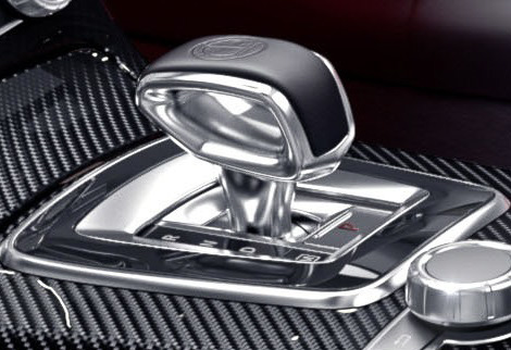 インテリアではカーボン素材を使用した「AMGカーボンインテリアトリム」やAMGエンボスを施した「AMG E-SELECTレバー」、レッドパイピングを施したシートやレッドシートベルトなどを採用