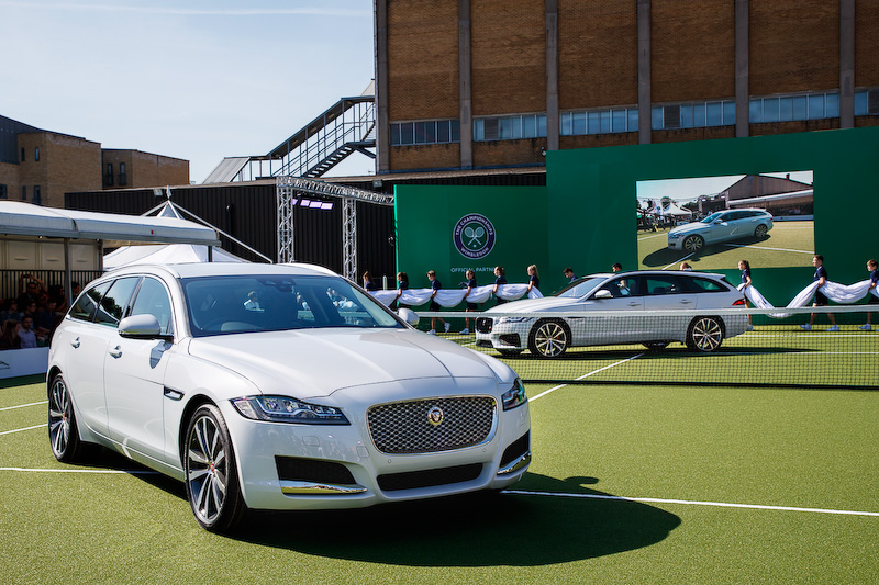 XF スポーツブレイクでは超大型パノラミックルーフやジェスチャー・コントロール・サンブラインドなど、さまざまなアイテムを採用する。ラゲッジスペース容量は565L～1700L