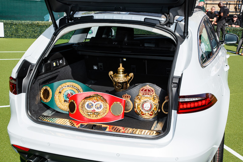 XF スポーツブレイクでは超大型パノラミックルーフやジェスチャー・コントロール・サンブラインドなど、さまざまなアイテムを採用する。ラゲッジスペース容量は565L～1700L