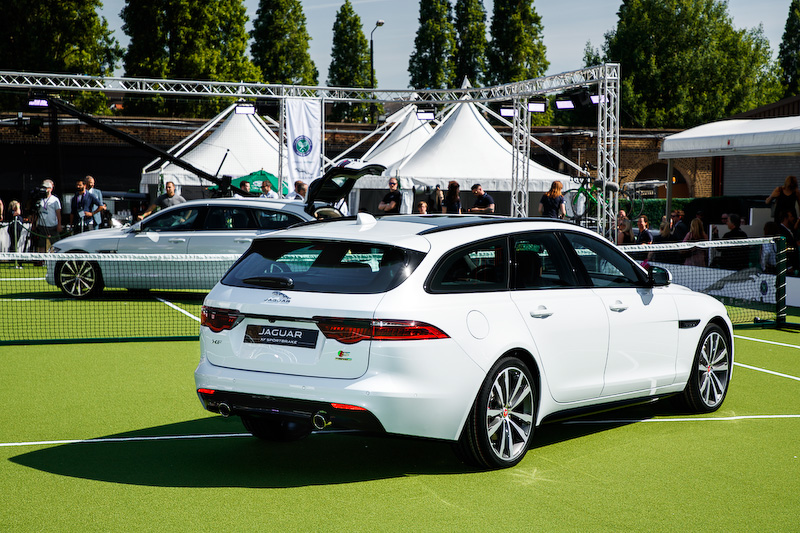 XF スポーツブレイクでは超大型パノラミックルーフやジェスチャー・コントロール・サンブラインドなど、さまざまなアイテムを採用する。ラゲッジスペース容量は565L～1700L