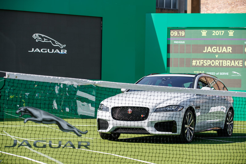 XF スポーツブレイクでは超大型パノラミックルーフやジェスチャー・コントロール・サンブラインドなど、さまざまなアイテムを採用する。ラゲッジスペース容量は565L～1700L