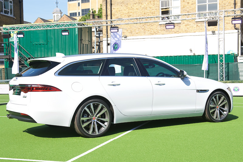 XF スポーツブレイクでは超大型パノラミックルーフやジェスチャー・コントロール・サンブラインドなど、さまざまなアイテムを採用する。ラゲッジスペース容量は565L～1700L