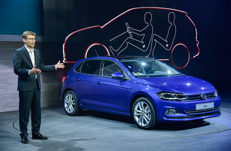 ベルリンの会場で公開される新型ポロ