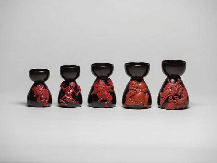 堆朱酒器「妖怪」（上杉學帥氏）：最低入札価格50万円