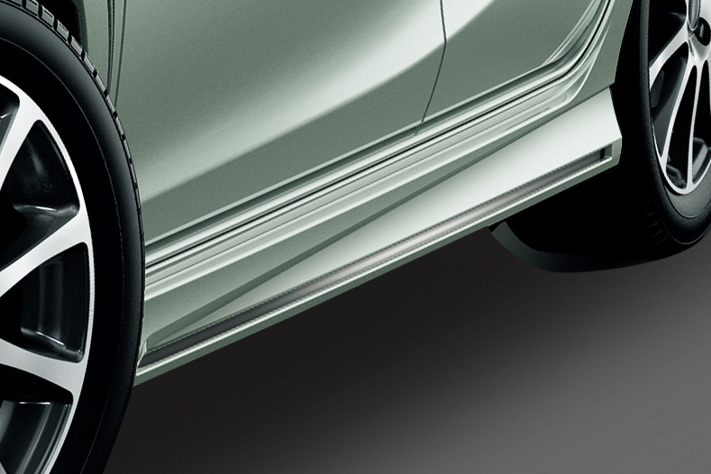 サイドスカート：塗装済みは4万4000円（税別）