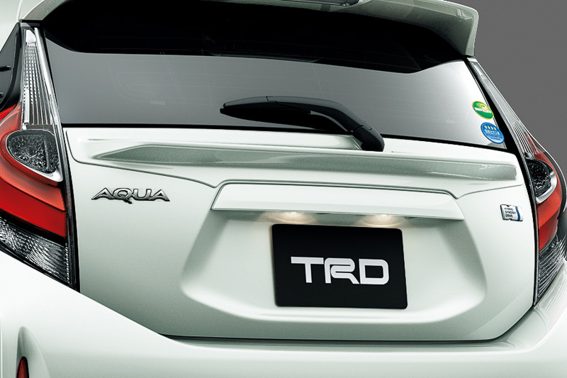 テールゲートスポイラー：塗装済みは2万円（税別）